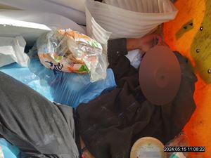 Bezdomovec si ustlal v kontejneru na plasty
