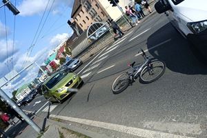 Cyklista jel po přechodu pro chodce na červenou a srazilo ho osobní auto 