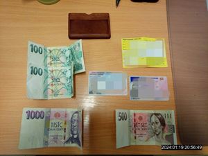 Muž nalezl peněženku s doklady a penězi, strážníci ji vrátili majiteli 