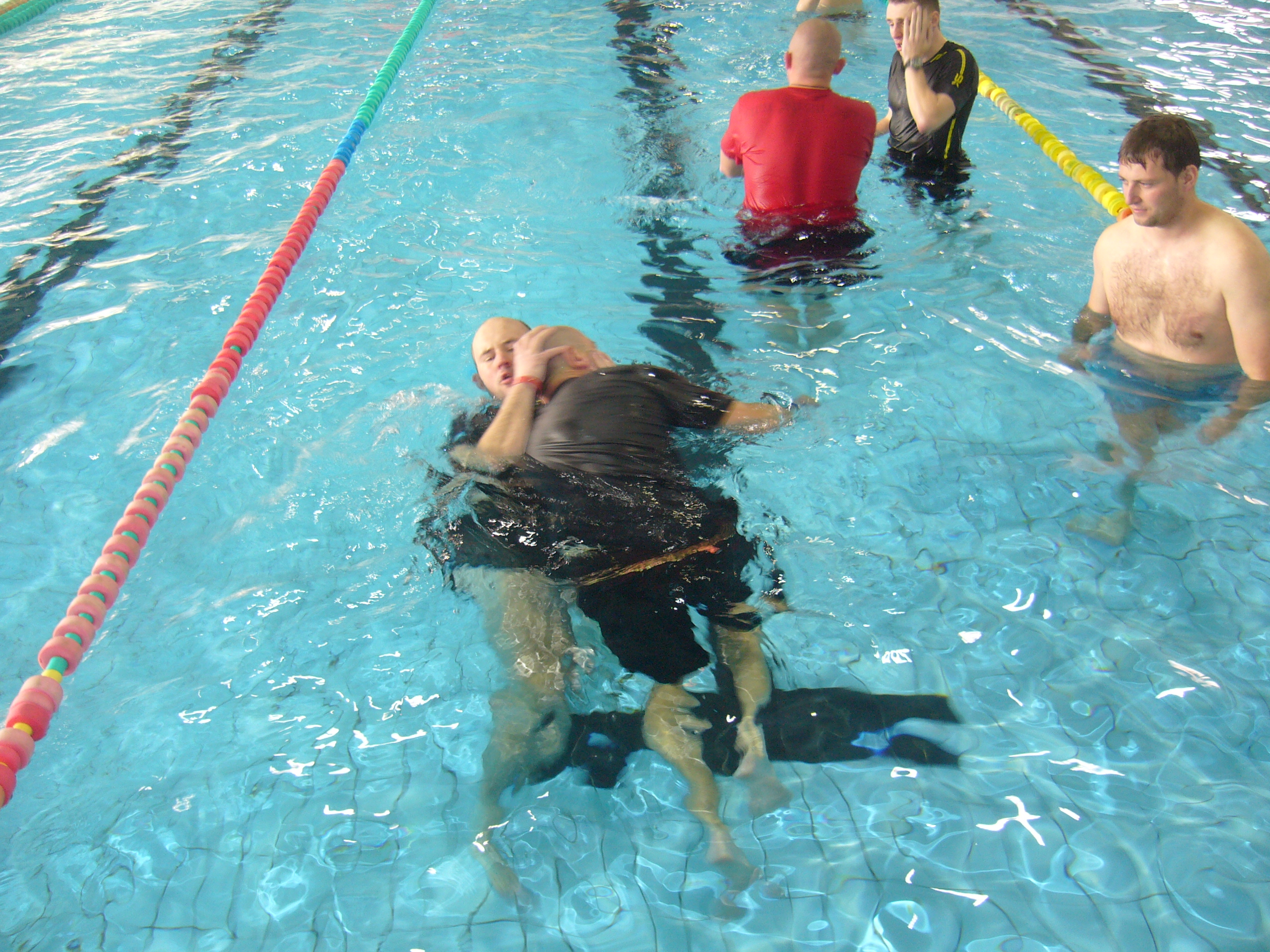 praktická část výcviku v bazenu
