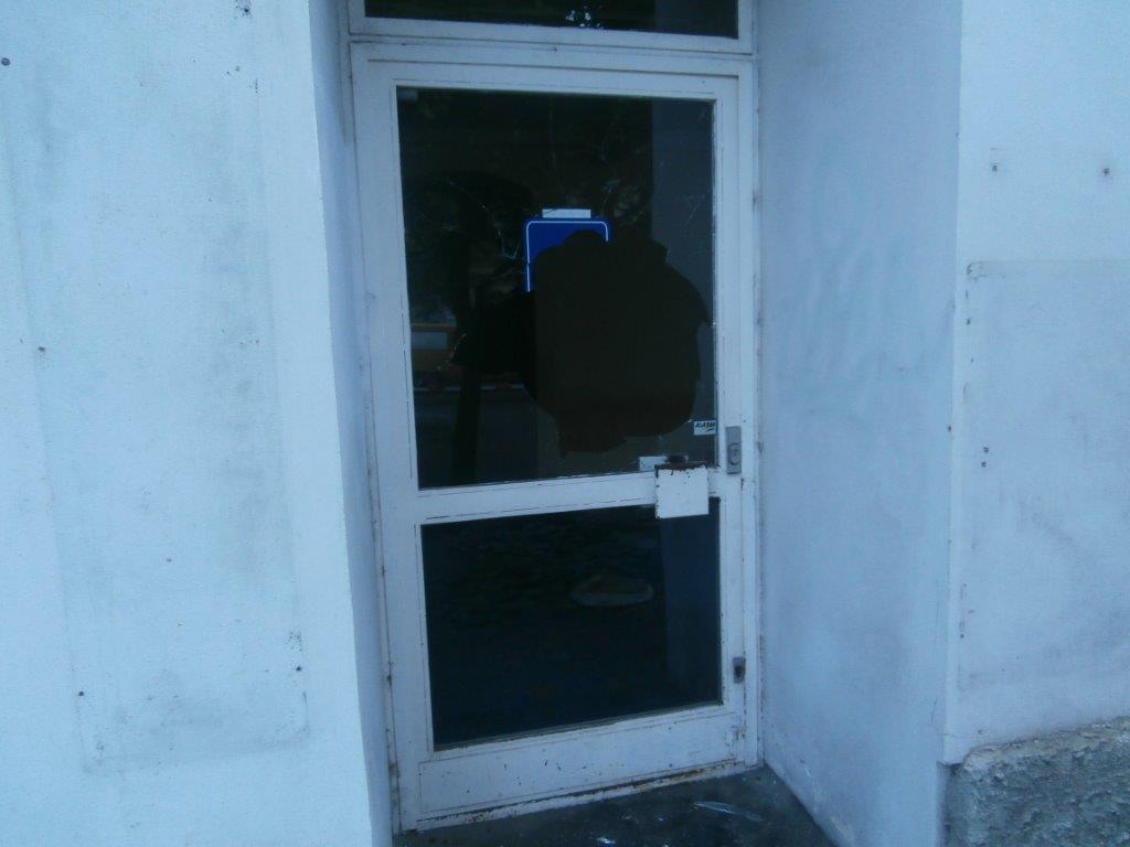rozbité dveře domu
