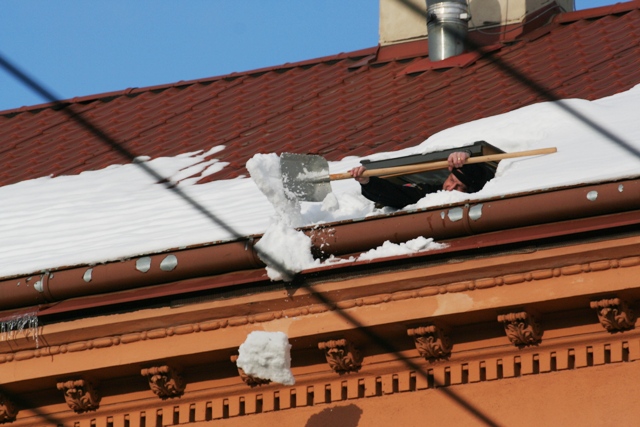 Odstraňování sněhu a ledu se střechy